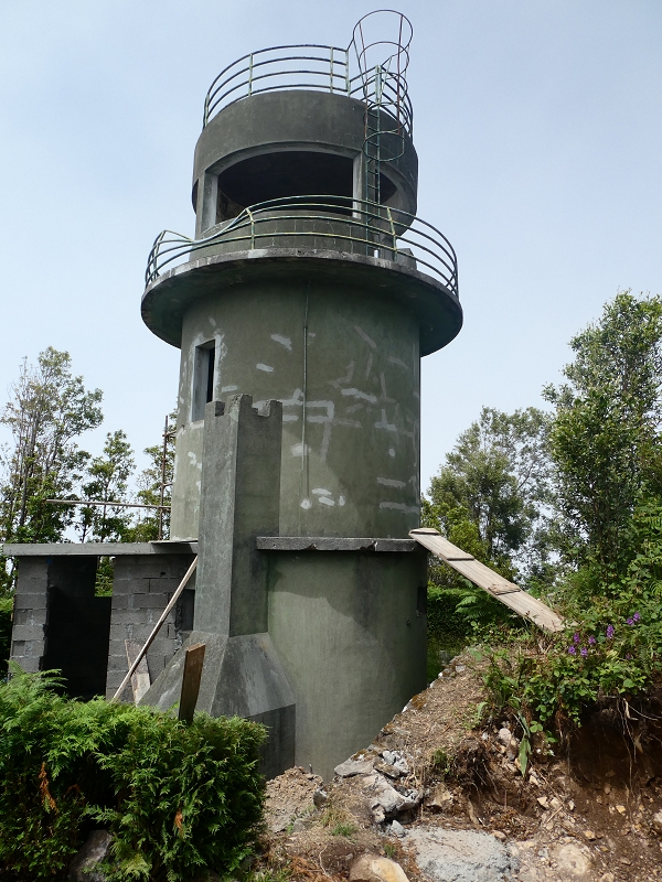 09.07.2018 Rundtour vom Portelapass über die Levada do Castelejo, Pico da Suna und die Levada da Portela — Feuerwachtturm auf dem Pico da Suna — Foto 3