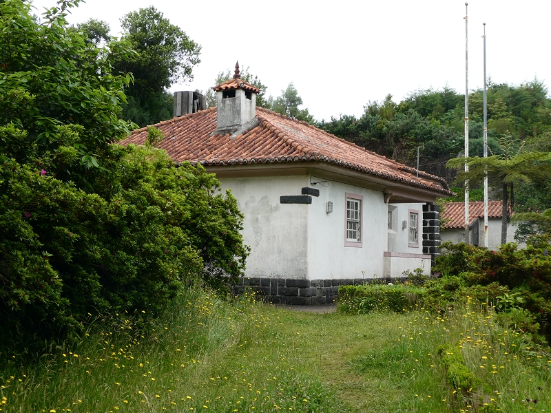 09.07.2018 Rundtour vom Portelapass über die Levada do Castelejo, Pico da Suna und die Levada da Portela — Trockene Levada da Portela und Speichersee — Foto 11