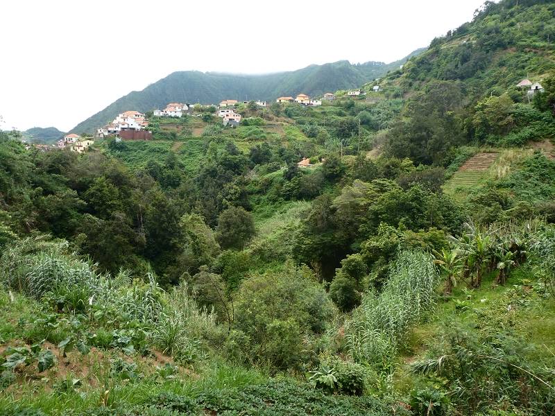 09.07.2018 Rundtour vom Portelapass über die Levada do Castelejo, Pico da Suna und die Levada da Portela — Über die Ribeira da Volta zur Kreuzung mit der ER108 — Foto 5