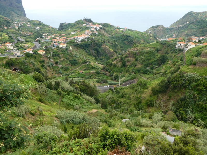 09.07.2018 Rundtour vom Portelapass über die Levada do Castelejo, Pico da Suna und die Levada da Portela — Über die Ribeira da Volta zur Kreuzung mit der ER108 — Foto 11