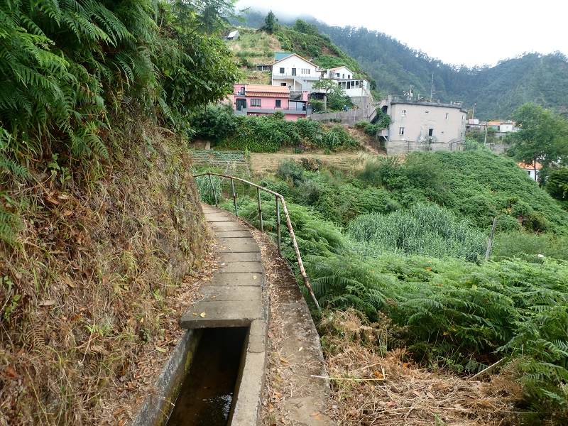 09.07.2018 Rundtour vom Portelapass über die Levada do Castelejo, Pico da Suna und die Levada da Portela — Über die Ribeira da Volta zur Kreuzung mit der ER108 — Foto 18