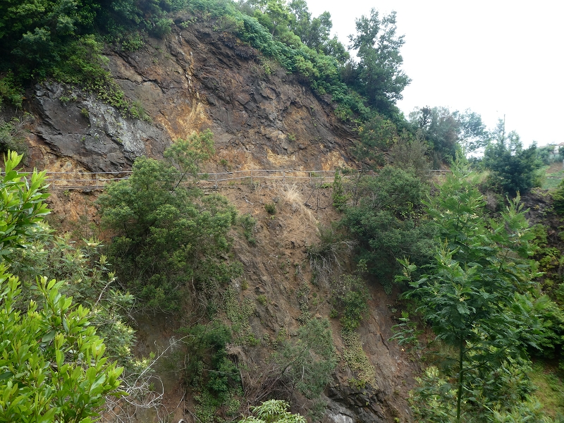 09.07.2018 Rundtour vom Portelapass über die Levada do Castelejo, Pico da Suna und die Levada da Portela — Durch den Tunnel unter dem Caminho do Moleiro zur Passage der Ribeira Tem-Te-Nao-Caias — Foto 12