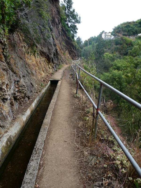 09.07.2018 Rundtour vom Portelapass über die Levada do Castelejo, Pico da Suna und die Levada da Portela — Weiter zur Vereda da Terra Baptista — Foto 1