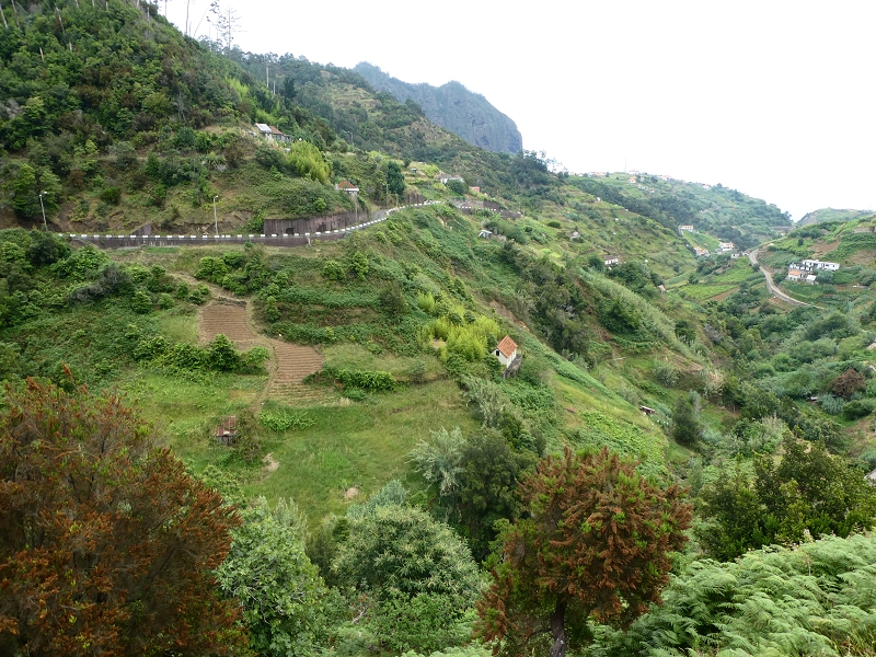 09.07.2018 Rundtour vom Portelapass über die Levada do Castelejo, Pico da Suna und die Levada da Portela — Weiter zur Vereda da Terra Baptista — Foto 8