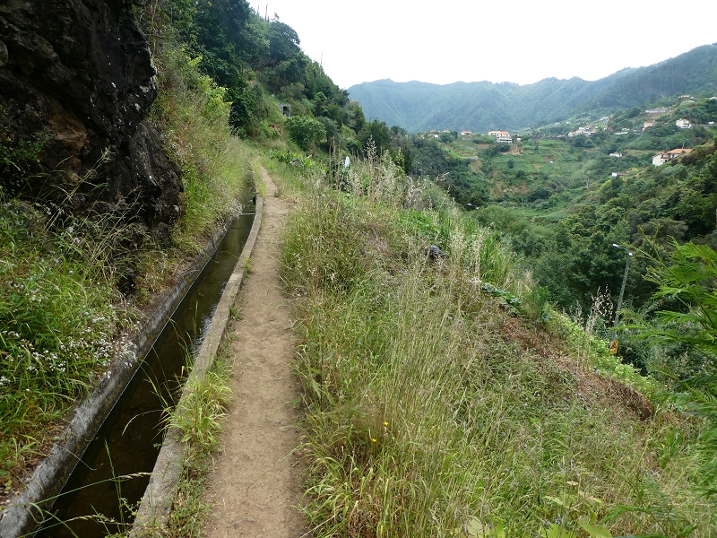 09.07.2018 Rundtour vom Portelapass über die Levada do Castelejo, Pico da Suna und die Levada da Portela — Weiter zur Vereda da Terra Baptista — Foto 11