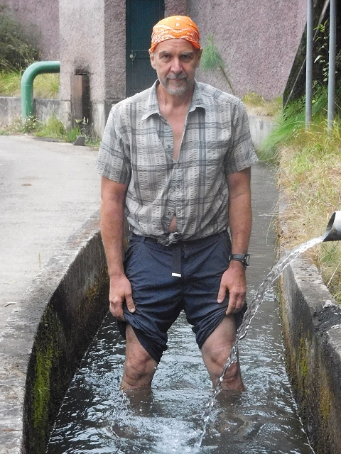 09.08.2015 Levada da Faja da Rodrigues und Aufstieg zur Levada do Norte — Die verdiente Kühlung der Wade am Schluss — Foto 1