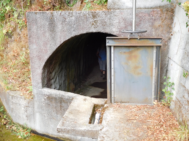 09.08.2015 Levada da Faja da Rodrigues und Aufstieg zur Levada do Norte — Vom s-förmigen Tunnel zur Schotterpiste in Ginjas — Foto 1