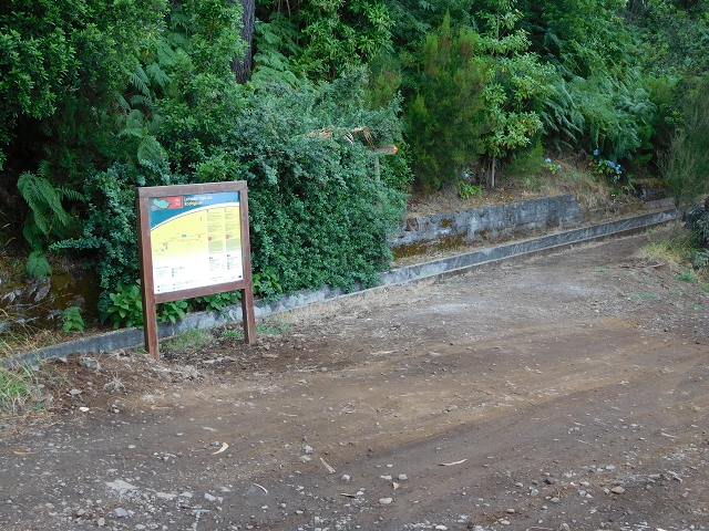 09.08.2015 Levada da Faja da Rodrigues und Aufstieg zur Levada do Norte — Vom s-förmigen Tunnel zur Schotterpiste in Ginjas — Foto 18