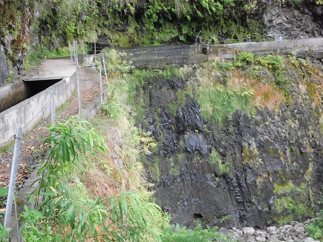 09.08.2015 Levada da Faja da Rodrigues und Aufstieg zur Levada do Norte — Der grosse Kessel — Foto 6