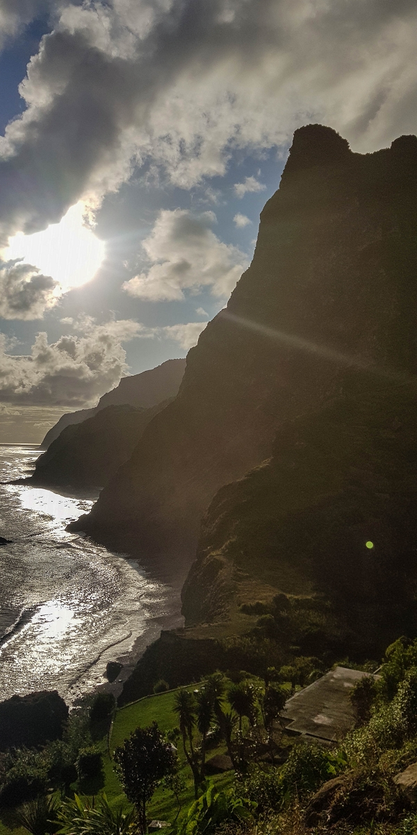09.08.2021 Abwechslungsreiche Runde über die Boca das Voltas — Abstieg zur Brücke über die Ribeira da Porca — Foto 1