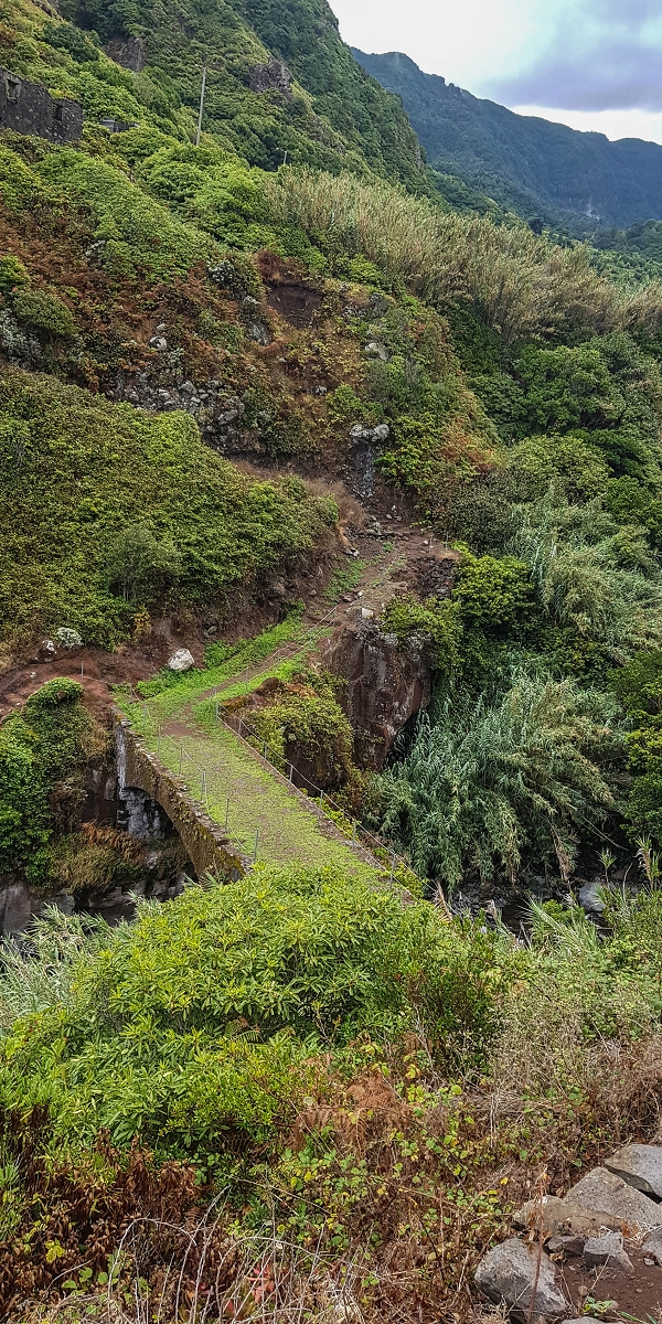 09.08.2021 Abwechslungsreiche Runde über die Boca das Voltas — Abstieg zur Brücke über die Ribeira da Porca — Foto 3