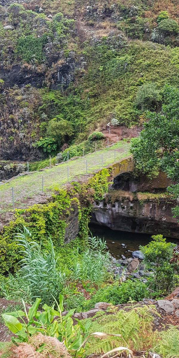 09.08.2021 Abwechslungsreiche Runde über die Boca das Voltas — Abstieg zur Brücke über die Ribeira da Porca — Foto 4