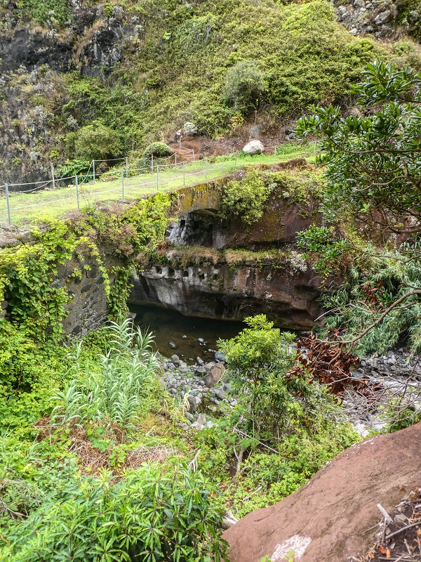 09.08.2021 Abwechslungsreiche Runde über die Boca das Voltas — Abstieg zur Brücke über die Ribeira da Porca — Foto 5