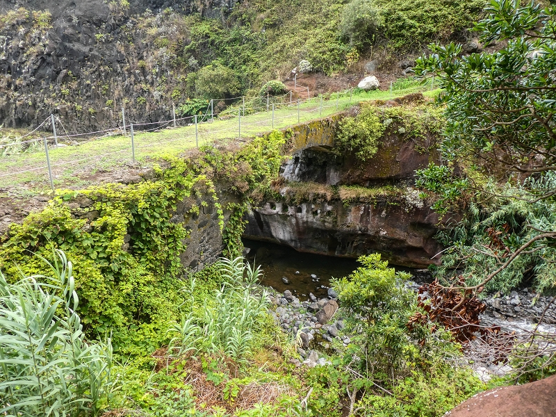 09.08.2021 Abwechslungsreiche Runde über die Boca das Voltas — Abstieg zur Brücke über die Ribeira da Porca — Foto 6