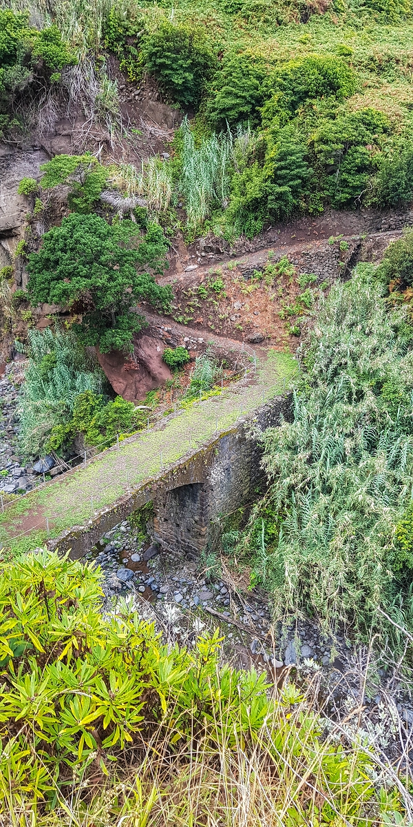 09.08.2021 Abwechslungsreiche Runde über die Boca das Voltas — Abstieg zur Brücke über die Ribeira da Porca — Foto 7