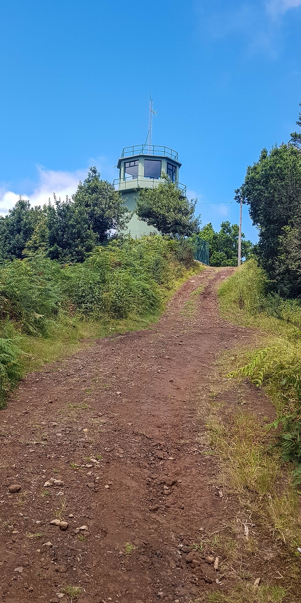 09.08.2021 Abwechslungsreiche Runde über die Boca das Voltas — Der Feuerwachtturm auf dem Pico do Arco — Foto 1