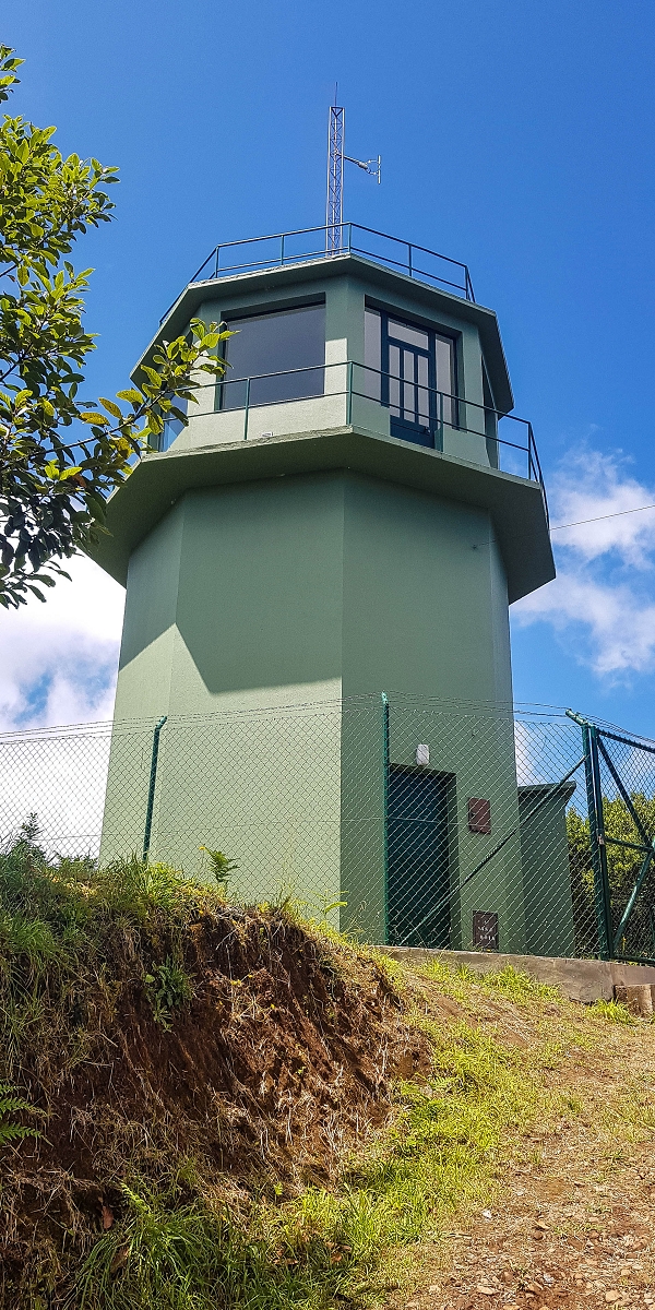 09.08.2021 Abwechslungsreiche Runde über die Boca das Voltas — Der Feuerwachtturm auf dem Pico do Arco — Foto 4