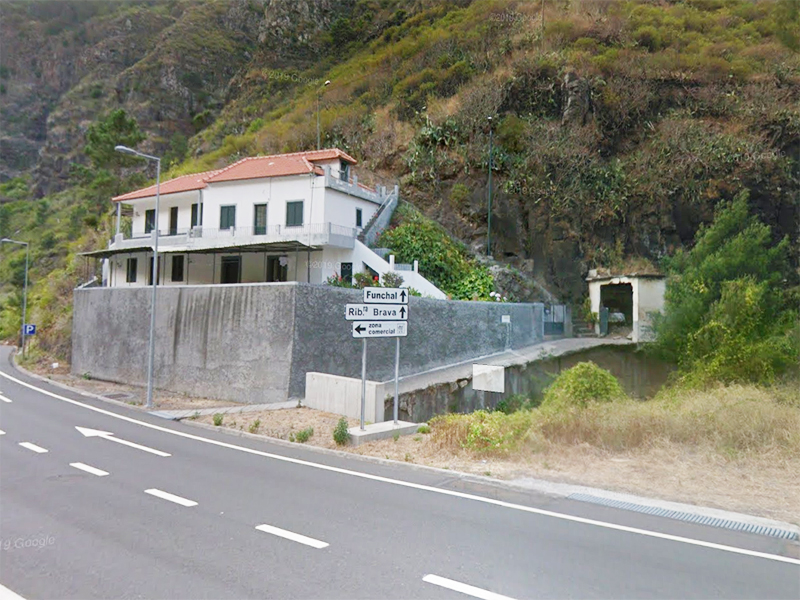 10.05.2019 Von Meia Legua nach Pomar de Rocha, auf die Levada do Lombo do Mouro und Abstieg über Furnas — Zugang zum Treppenweg beim Parkplatz des Fussballplatzes — Foto 1