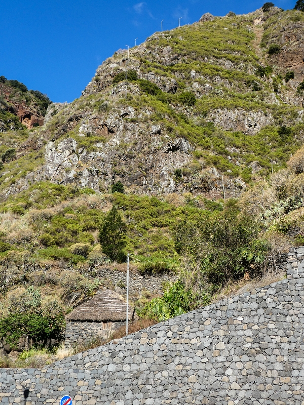 10.05.2019 Von Meia Legua nach Pomar de Rocha, auf die Levada do Lombo do Mouro und Abstieg über Furnas — Zugang zum Treppenweg beim Parkplatz des Fussballplatzes — Foto 2