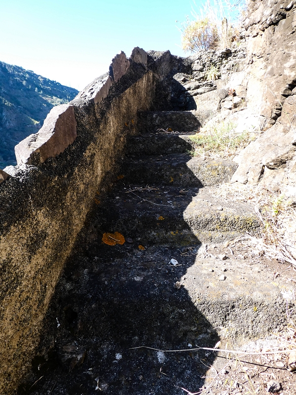 10.05.2019 Von Meia Legua nach Pomar de Rocha, auf die Levada do Lombo do Mouro und Abstieg über Furnas — Aufstieg zum überhängenden Felsblock — Foto 11