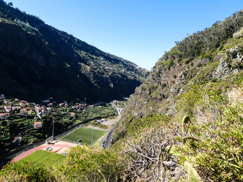 10.05.2019 Von Meia Legua nach Pomar de Rocha, auf die Levada do Lombo do Mouro und Abstieg über Furnas — Aufstieg zum überhängenden Felsblock — Foto 12