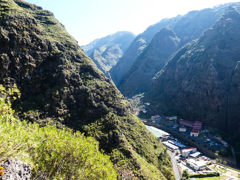 10.05.2019 Von Meia Legua nach Pomar de Rocha, auf die Levada do Lombo do Mouro und Abstieg über Furnas — Aufstieg zum überhängenden Felsblock — Foto 13