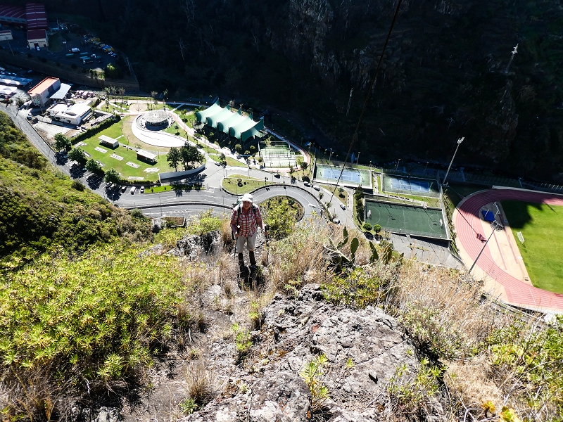 10.05.2019 Von Meia Legua nach Pomar de Rocha, auf die Levada do Lombo do Mouro und Abstieg über Furnas — Aufstieg zum überhängenden Felsblock — Foto 14