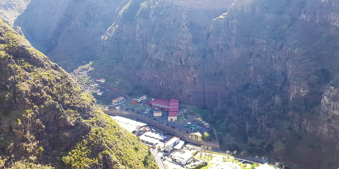 10.05.2019 Von Meia Legua nach Pomar de Rocha, auf die Levada do Lombo do Mouro und Abstieg über Furnas — Aufstieg zum überhängenden Felsblock — Foto 15