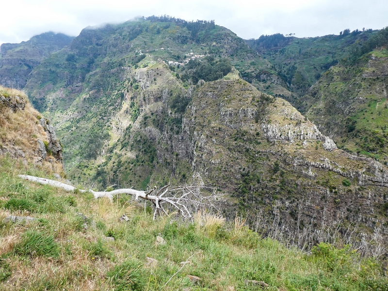 10.05.2019 Von Meia Legua nach Pomar de Rocha, auf die Levada do Lombo do Mouro und Abstieg über Furnas — Zum Miradouro — Foto 3