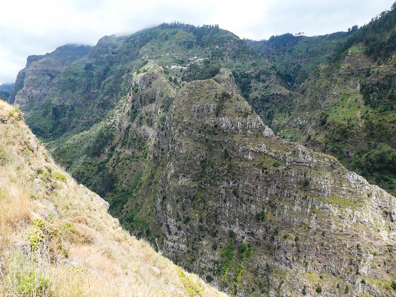 10.05.2019 Von Meia Legua nach Pomar de Rocha, auf die Levada do Lombo do Mouro und Abstieg über Furnas — Zum Miradouro — Foto 4