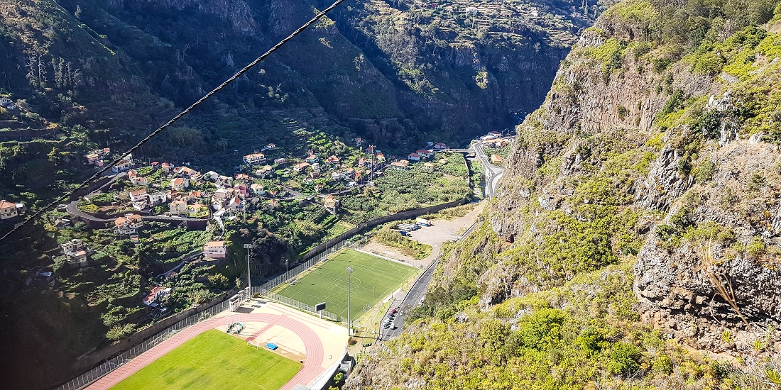 10.05.2019 Von Meia Legua nach Pomar de Rocha, auf die Levada do Lombo do Mouro und Abstieg über Furnas — Aufstieg zum überhängenden Felsblock — Foto 16