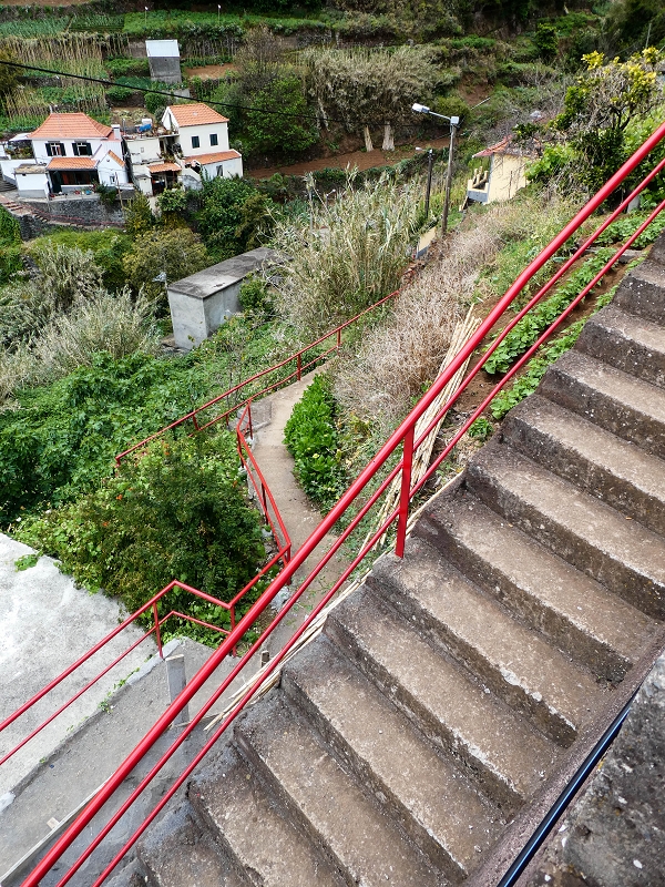 10.05.2019 Von Meia Legua nach Pomar de Rocha, auf die Levada do Lombo do Mouro und Abstieg über Furnas — Die Abkürzung mit den roten Geländern — Foto 1