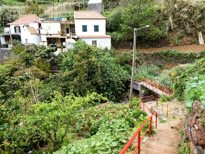 10.05.2019 Von Meia Legua nach Pomar de Rocha, auf die Levada do Lombo do Mouro und Abstieg über Furnas — Die Abkürzung mit den roten Geländern — Foto 2