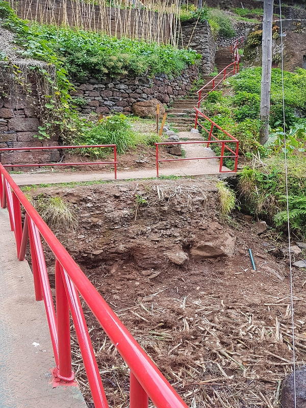 10.05.2019 Von Meia Legua nach Pomar de Rocha, auf die Levada do Lombo do Mouro und Abstieg über Furnas — Die Abkürzung mit den roten Geländern — Foto 5