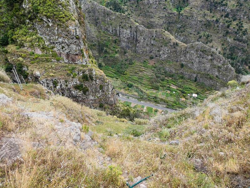 10.05.2019 Von Meia Legua nach Pomar de Rocha, auf die Levada do Lombo do Mouro und Abstieg über Furnas — Der schön renovierte Abstiegsweg nach Meia Legua mit den atemberaubenden Aussichten — Foto 1