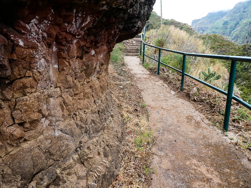 10.05.2019 Von Meia Legua nach Pomar de Rocha, auf die Levada do Lombo do Mouro und Abstieg über Furnas — Der schön renovierte Abstiegsweg nach Meia Legua mit den atemberaubenden Aussichten — Foto 2