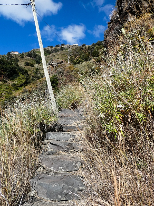 10.05.2019 Von Meia Legua nach Pomar de Rocha, auf die Levada do Lombo do Mouro und Abstieg über Furnas — Aufstieg zum überhängenden Felsblock — Foto 17