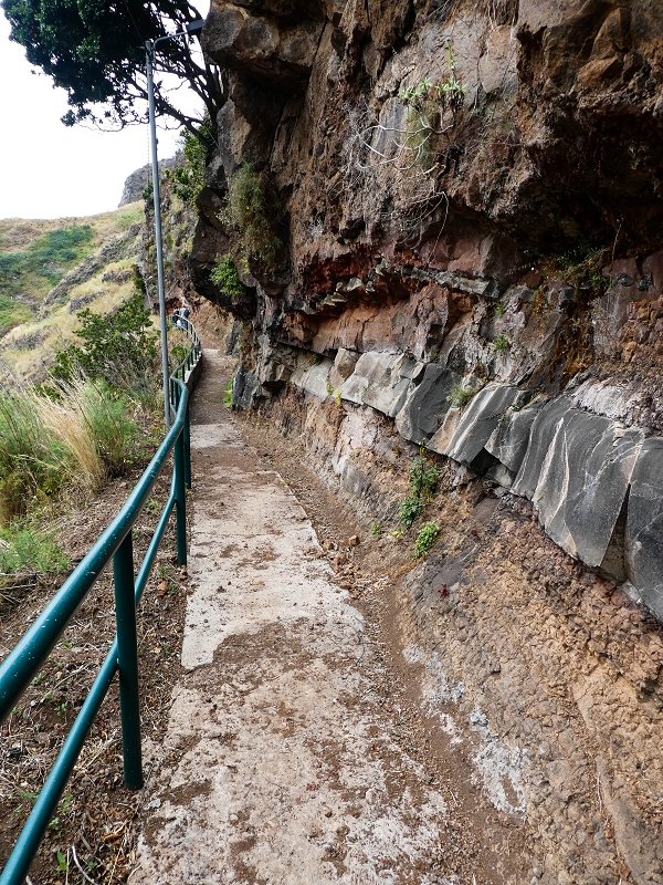 10.05.2019 Von Meia Legua nach Pomar de Rocha, auf die Levada do Lombo do Mouro und Abstieg über Furnas — Der schön renovierte Abstiegsweg nach Meia Legua mit den atemberaubenden Aussichten — Foto 3