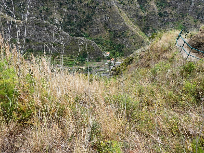 10.05.2019 Von Meia Legua nach Pomar de Rocha, auf die Levada do Lombo do Mouro und Abstieg über Furnas — Der schön renovierte Abstiegsweg nach Meia Legua mit den atemberaubenden Aussichten — Foto 5
