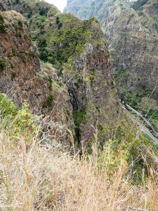 10.05.2019 Von Meia Legua nach Pomar de Rocha, auf die Levada do Lombo do Mouro und Abstieg über Furnas — Der schön renovierte Abstiegsweg nach Meia Legua mit den atemberaubenden Aussichten — Foto 6