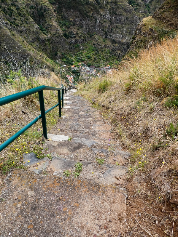 10.05.2019 Von Meia Legua nach Pomar de Rocha, auf die Levada do Lombo do Mouro und Abstieg über Furnas — Der schön renovierte Abstiegsweg nach Meia Legua mit den atemberaubenden Aussichten — Foto 7