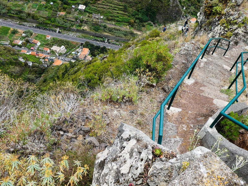 10.05.2019 Von Meia Legua nach Pomar de Rocha, auf die Levada do Lombo do Mouro und Abstieg über Furnas — Der schön renovierte Abstiegsweg nach Meia Legua mit den atemberaubenden Aussichten — Foto 8