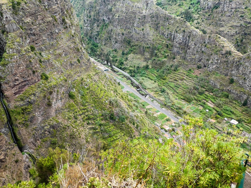 10.05.2019 Von Meia Legua nach Pomar de Rocha, auf die Levada do Lombo do Mouro und Abstieg über Furnas — Der schön renovierte Abstiegsweg nach Meia Legua mit den atemberaubenden Aussichten — Foto 9