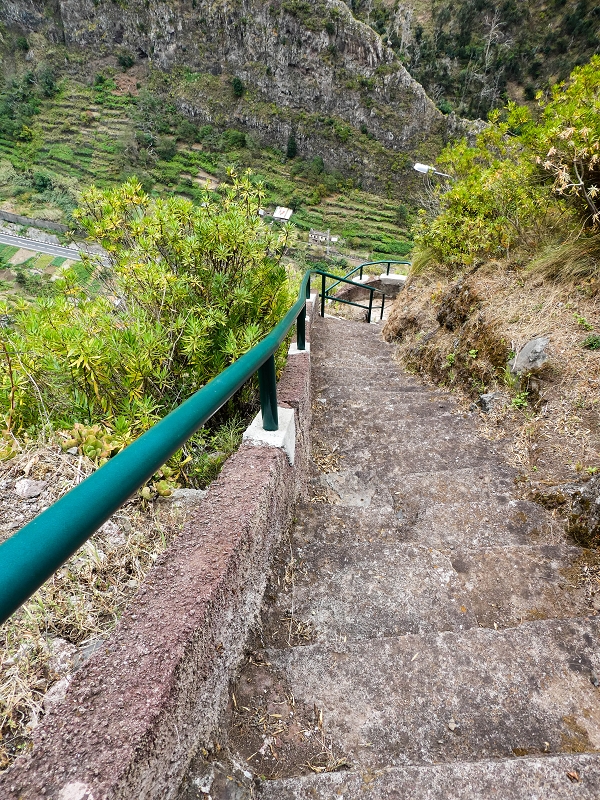 10.05.2019 Von Meia Legua nach Pomar de Rocha, auf die Levada do Lombo do Mouro und Abstieg über Furnas — Der schön renovierte Abstiegsweg nach Meia Legua mit den atemberaubenden Aussichten — Foto 10