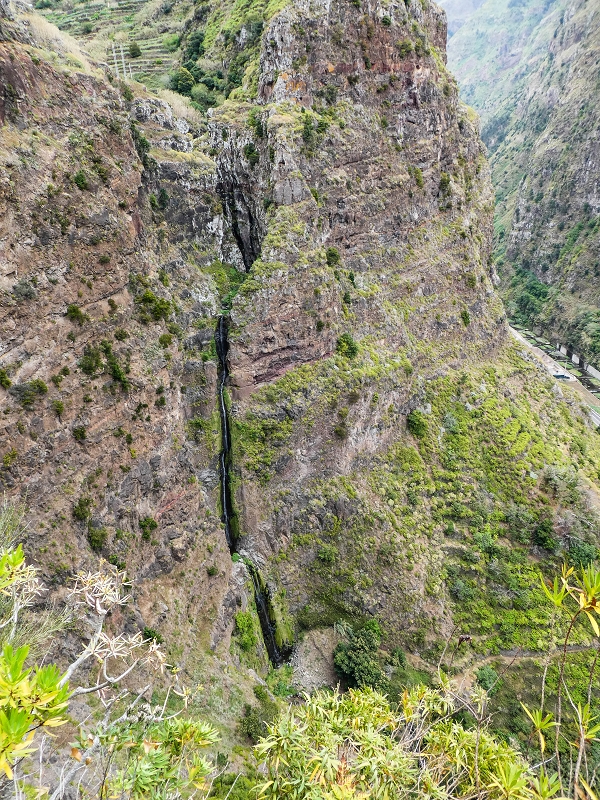 10.05.2019 Von Meia Legua nach Pomar de Rocha, auf die Levada do Lombo do Mouro und Abstieg über Furnas — Der schön renovierte Abstiegsweg nach Meia Legua mit den atemberaubenden Aussichten — Foto 11
