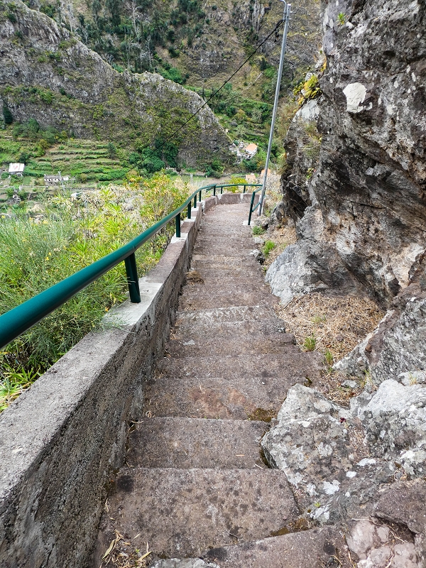 10.05.2019 Von Meia Legua nach Pomar de Rocha, auf die Levada do Lombo do Mouro und Abstieg über Furnas — Der schön renovierte Abstiegsweg nach Meia Legua mit den atemberaubenden Aussichten — Foto 12