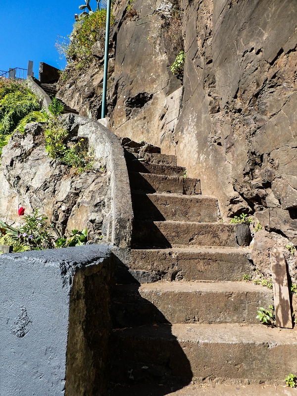 10.05.2019 Von Meia Legua nach Pomar de Rocha, auf die Levada do Lombo do Mouro und Abstieg über Furnas — Zugang zum Treppenweg beim Parkplatz des Fussballplatzes — Foto 3