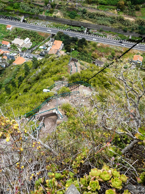 10.05.2019 Von Meia Legua nach Pomar de Rocha, auf die Levada do Lombo do Mouro und Abstieg über Furnas — Der schön renovierte Abstiegsweg nach Meia Legua mit den atemberaubenden Aussichten — Foto 13