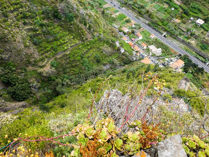 10.05.2019 Von Meia Legua nach Pomar de Rocha, auf die Levada do Lombo do Mouro und Abstieg über Furnas — Der schön renovierte Abstiegsweg nach Meia Legua mit den atemberaubenden Aussichten — Foto 15