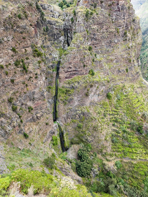 10.05.2019 Von Meia Legua nach Pomar de Rocha, auf die Levada do Lombo do Mouro und Abstieg über Furnas — Der schön renovierte Abstiegsweg nach Meia Legua mit den atemberaubenden Aussichten — Foto 16